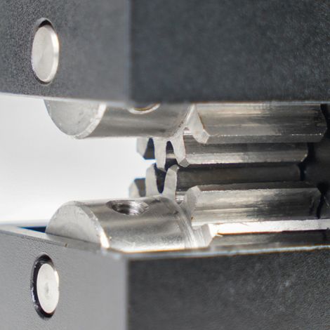 Outil de sertissage pour tubes métalliques : sertisseuse à percussion assistée, compatible avec les moteurs sans fil 12 V CC minimum ou filaires 7 A CA maximum, et sertisseuse à tôle assistée. (1/3)