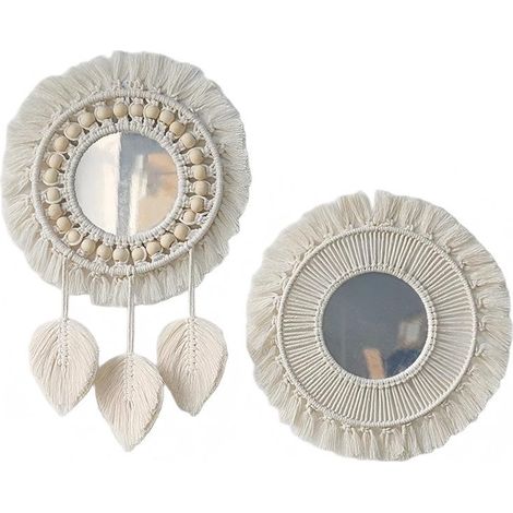 Miroir mural rond à franges en macramé style bohème, orné d'un pendentif en perles de bois et plumes, idéal pour un couloir. (1/5)