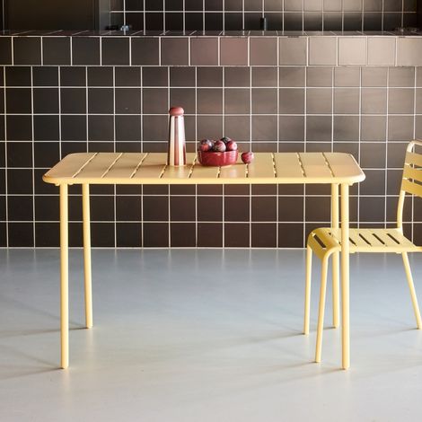 Table de jardin métal 4 places. jaune. Amelia. 120x70cm. traitement antirouille. lattes et bords arrondis (1/4)