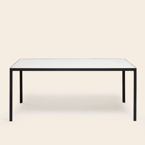 Table à manger en Plateau en enduit effet béton et piètement métal noir ORELIA (1/4)