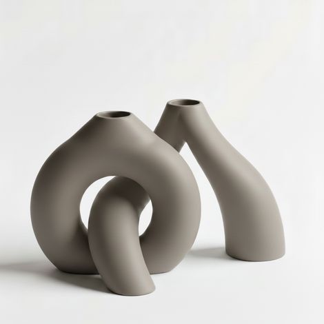 Un vaso ad anello con intreccio, grigio, minimalista, per fiori.