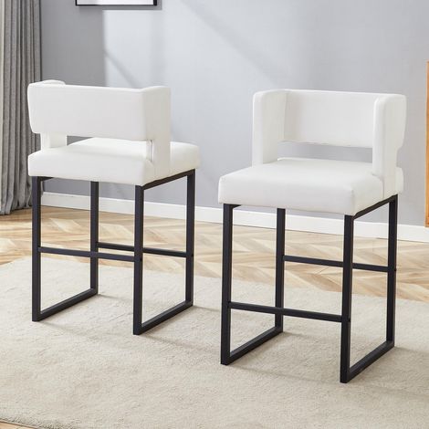Deux ensembles de chaises Nordic Windbar blanches, au design carré moderne, avec pieds en métal noir. Légères et confortables, elles sont conçues pour répondre à tous vos besoins.