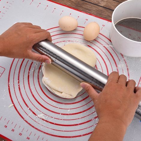 Tapis de cuisson antiadhésif en silicone rouge pour la cuisine, idéal pour étaler la pâte à gâteaux et pâtisseries. (1/5)