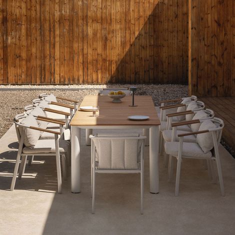 SKLUM Rechteckiges Tischset Sirka, 260 x 100 cm, aus Aluminium und Teakholz, und 10 Gartenstühle Yervin, aus Aluminium und Bouclé-Stof              Teakholz                     