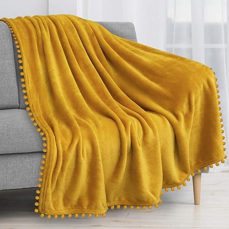 BEBUSINGOTO Couverture polaire 100 x 120 cm pour canapé avec franges à pompons, jaune moutarde, douce et confortable, en flanelle pour canapé-lit, légère et pelucheuse, toutes saisons (1/5)