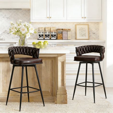 Tabourets de Bar Lot de 2, Hauteur d’assise 61 cm, Pivotants à 360°, Dossier Tressé avec Accoudoirs, Revêtement Simili-Cuir Marron Foncé, Tabourets de Comptoir pour Îlot de Cuisine et Bar, Design Élég (1/5)