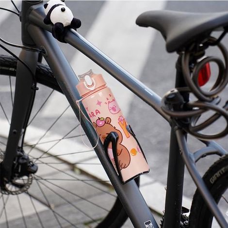 Simpatico bicchiere da viaggio per bambini a forma di capibara, 700 ml, rosa, con cannuccia e manico, ideale per avventure con gli animali. (1/5)