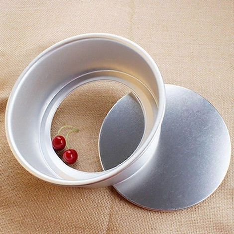 Trois mini moules à gâteaux ronds en aluminium de 5 cm de diamètre avec fond amovible, parfaits pour réaliser des puddings et autres desserts. (1/5)