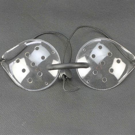 Masque oculaire transparent et poreux, patchs oculaires en plastique à 9 trous, protection oculaire respirante et confortable avec corde télescopique pour la récupération postopératoire. (1/5)