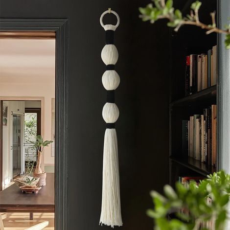 Tapisserie murale tissée noire — Décoration murale de style bohème, ornée de petits pompons sphériques en coton une œuvre d’art textile, idéale pour les salons et les chambres (70 cm) (1/5)