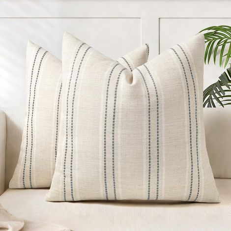 Un ensemble de housses de coussin décoratives en lin (45 cm x 45 cm) – Texture style bohème, base beige, coutures bicolores blanches et grises (housses de coussin uniquement). (1/4)