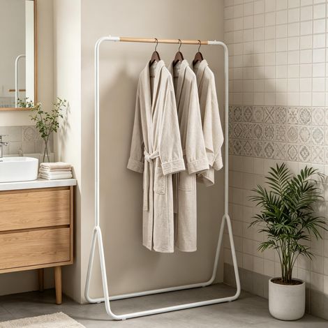 Perchero de pie multifunción, 80 x 45 x 145 cm, metal blanco y barra de madera DESVIAE (1/5)