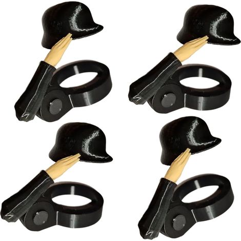 Casques ornés de capsules de bière, portés par des soldats : des décorations originales pour les fêtes et les passionnés de vétérans. (1/5)
