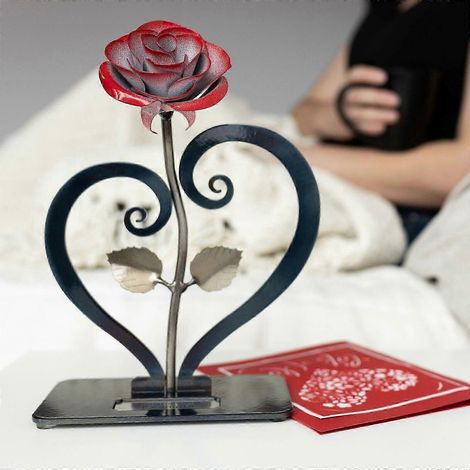 Support en forme de cœur en fer forgé rouge orné d'une rose à offrir (1/4)