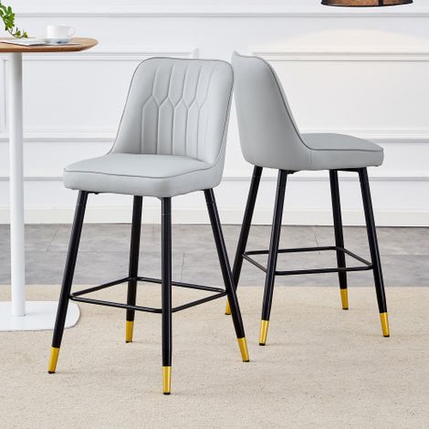 Un lot de deux tabourets de bar, revêtus de cuir PU gris clair, dotés d'une structure en métal noir et d'un repose-pieds confortable.