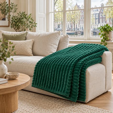 Couverture en flanelle côtelée 220 x 200 cm, douce et chaude, idéale pour le lit et le canapé. Couverture légère et moelleuse à rayures en velours côtelé, lavable en machine - Vert forêt (1/5)