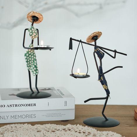 Deux petits chandeliers décoratifs en fer forgé — des chandeliers de style vintage, convenant comme décoration de salon ou de table à manger. (1/5)