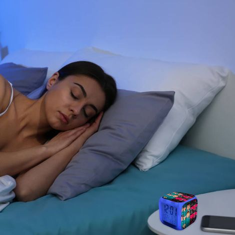 LED-Digitalwecker in Würfelform mit Farbwechsel, lautloser Alarmfunktion und Nachtlichtmodus – ABS/HIPS, 8 cm, 7 Farben