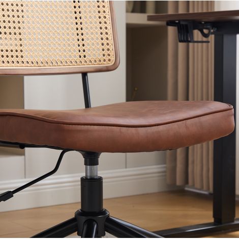 Fauteuil de bureau vintage en rotin avec assise en cuir marron et roulettes - siège pivotant réglable pour bureau à domicile (1/5)