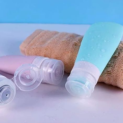 Ensemble de 4 flacons distributeurs en silicone portables pour la maison et les voyages, idéal pour conserver le lait démaquillant, les cosmétiques et les lotions. (1/5)