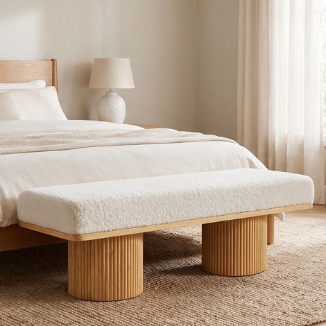 Banc en bois massif cannelé de 122 cm avec assise rembourrée en tissu bouclé, banc de pied de lit moderne aux bords arrondis, banc d'entrée en tissu Teddy crème pour chambre, salon ou couloir, banc d' (1/5)