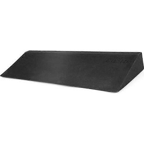 Yoga- und Fitnesszubehör: geneigtes Yogabrett, schwarzer Schaumstoff-Yogakeil, geneigter Yogablock aus Holz. (1/5)