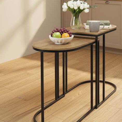 Set di tavolini laterali "Tandem" neri con dettagli in legno. (1/5)