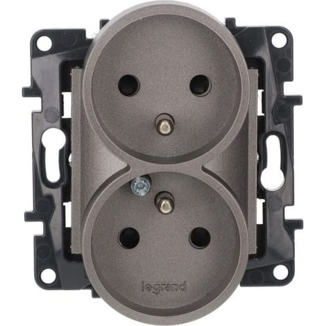 Niloe Step Doppelsteckdose 2x2P+Z für mehrere Rahmen, Schraubklemmen, mit Kontaktverschluss, Stahl 863434