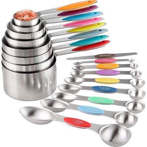 Questo set di misurini e cucchiai dosatori in acciaio inossidabile comprende 8 misurini impilabili, 8 cucchiai dosatori magnetici a doppia faccia e 1 livella a bolla. Ideale per l'uso in cucina. (1/5)
