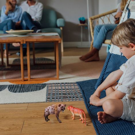 Kinderdekoration, die eine Hyäne darstellt, ein simuliertes Wildtier (wie auf dem Bild gezeigt). (1/5)