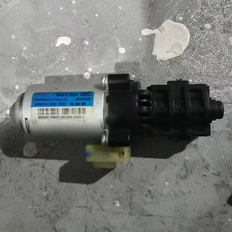 La référence 88581C1000 convient au moteur de réglage coulissant du siège avant droit d'une Hyundai Tucson TL 2017.