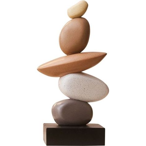 Moderne Skulptur aus gestapelten Harzsteinen