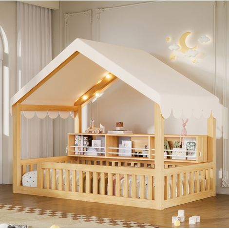 Hausbett 90/200 cm aus Holz in Natur mit LED-Lichterkette, Vorhang und Bücherregal (1/5)