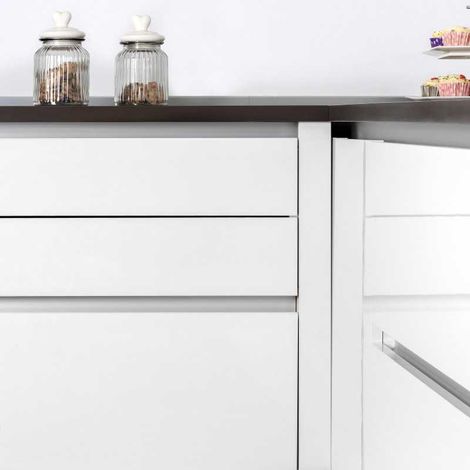Emuca – Kit de 2 profils Gola 8160114 pour meubles de cuisine – Aluminium peint noir – Longueur 2350mm avec accessoires de montage (1/3)