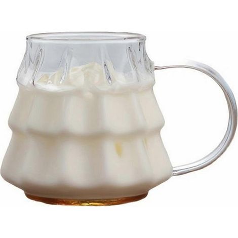 Transparenter Becher in Form eines Weihnachtsbaums zum Frühstück. (1/5)