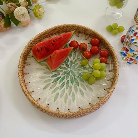 Serviertablett aus Naturrattan mit dekorativem Muschelrand, 30 cm Durchmesser