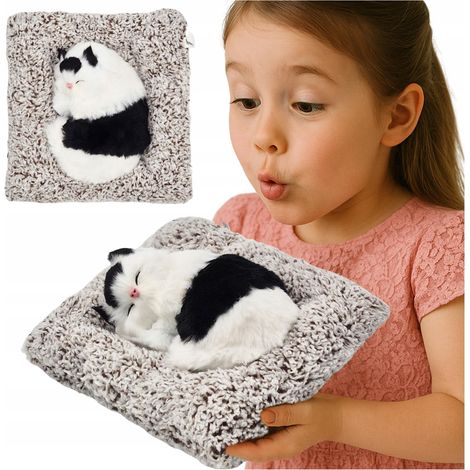 Gatito negro durmiendo sobre una manta, mascota realista, como una figura de acción con sonido. (1/4)