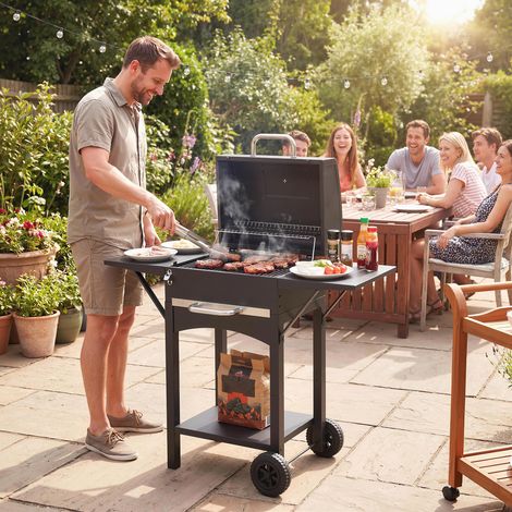 Barbecue au charbon de bois avec 2 tablettes latérales. Thermomètre. Couvercle et roulettes. 110 x 46,5 x 101 cm. Noir.