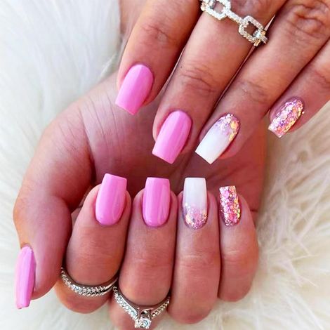 24PS Ongles Press-On Rose, Carrés Blancs Longueur Moyenne, Designs Pailletés Colorés, Faux Ongles Complets, Vernis Artificiels Brillants avec Colle pour Femmes (1/5)