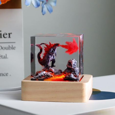 Socle LED en résine Go.dzi.lla fait main, lampe LED USB – Veilleuse monstre de feu 3D, idéale pour la chambre, le bureau ou la décoration de bureau. (1/5)