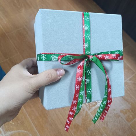 Neujahrsgeschenkbox (grau, 14 x 12 x 4 cm) mit Deckel und rotem Samtboden, verziert mit Weihnachtsäpfeln. (1/2)
