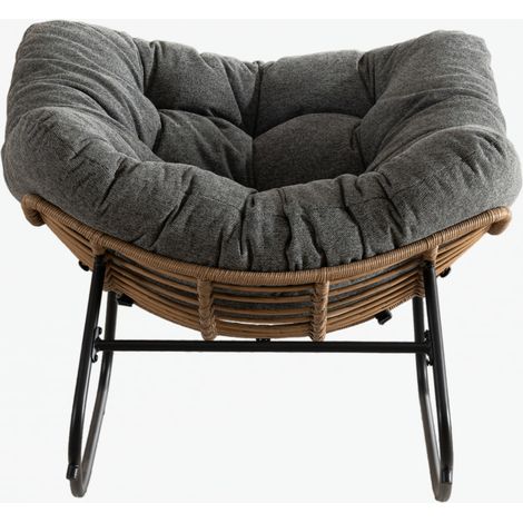 Sillón mecedora de chenilla gris con estructura metálica y asiento de mimbre (1/5)