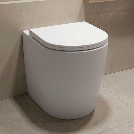 Wc filo muro P 52 cm in ceramica bianca con design ovale e scarico rimless Velora (1/5)
