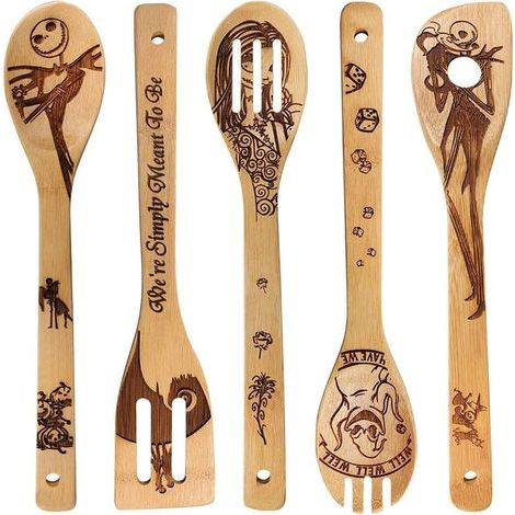 Coffret cadeau L'Étrange Noël de Monsieur Jack : ensemble de 5 cuillères en bois, spatule en bois brûlé à motif Jack Skellington, emballage carton.-AquaForge (1/4)