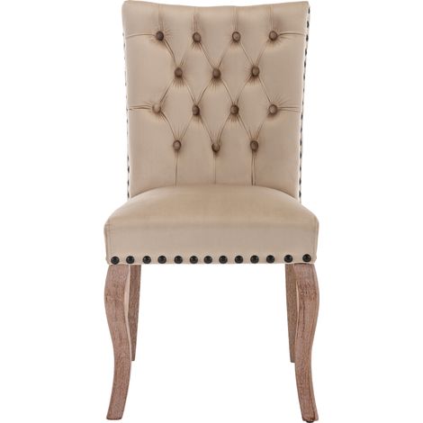 Silla de comedor tapizada en terciopelo color beige claro con patas de madera y remaches de cobre (1/5)