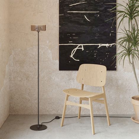 Creative Cables – MAG-Y Stehlampe mit rundem Metallsockel und rauchiger Ghost-Glühbirne (1/4)