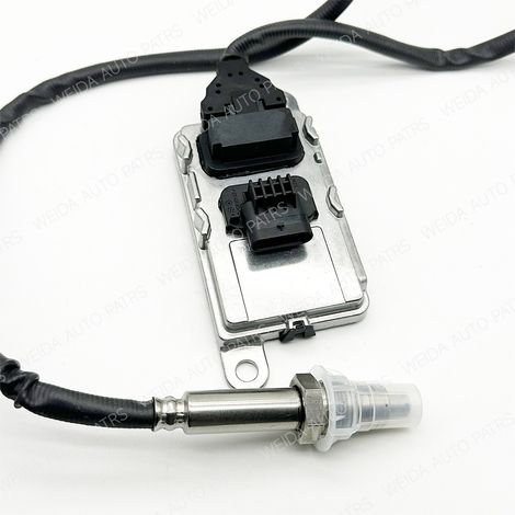 Capteur d'oxyde d'azote 24V SNS0156D disponible pour une utilisation dans les camions poids lourds. (1/4)