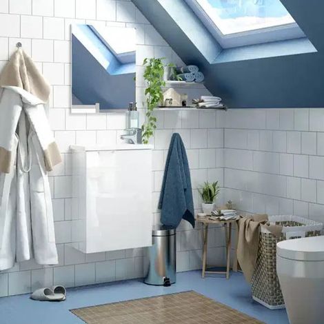 Mobile bagno laccato bianco con un ripiano interno. (1/2)
