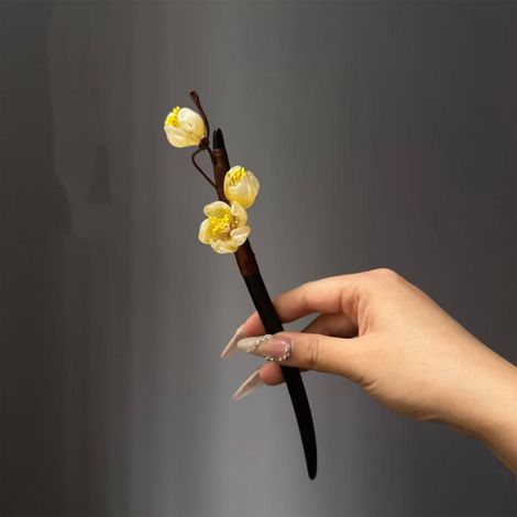 Épingle à cheveux style fleur de prunier d'hiver, en alliage, pour maintenir les chignons, adaptée à la tenue quotidienne chinoise, simple et élégante.