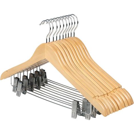 Ensemble de 5 cintres en bois massif lisse pour costumes jupes et pantalons avec pinces métalliques robustes et encoches aux épaules. Couleur bois. (1/5)